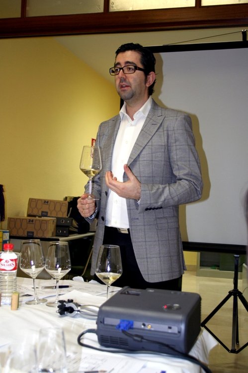 En la imagen Joaquín Parra, director del curso Gestion y Comercialización del Vino Español