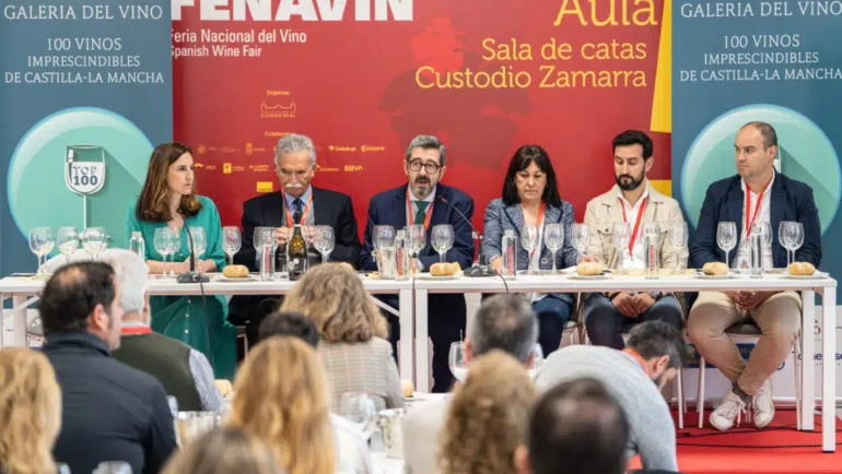 Panel de expertos en la sala Custodio Zamarra de FENAVIN