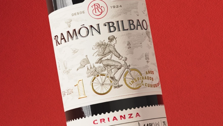 Etiqueta de vino Ramón Bilbao Crianza edición centenario con ciclista sobre fondo rojo