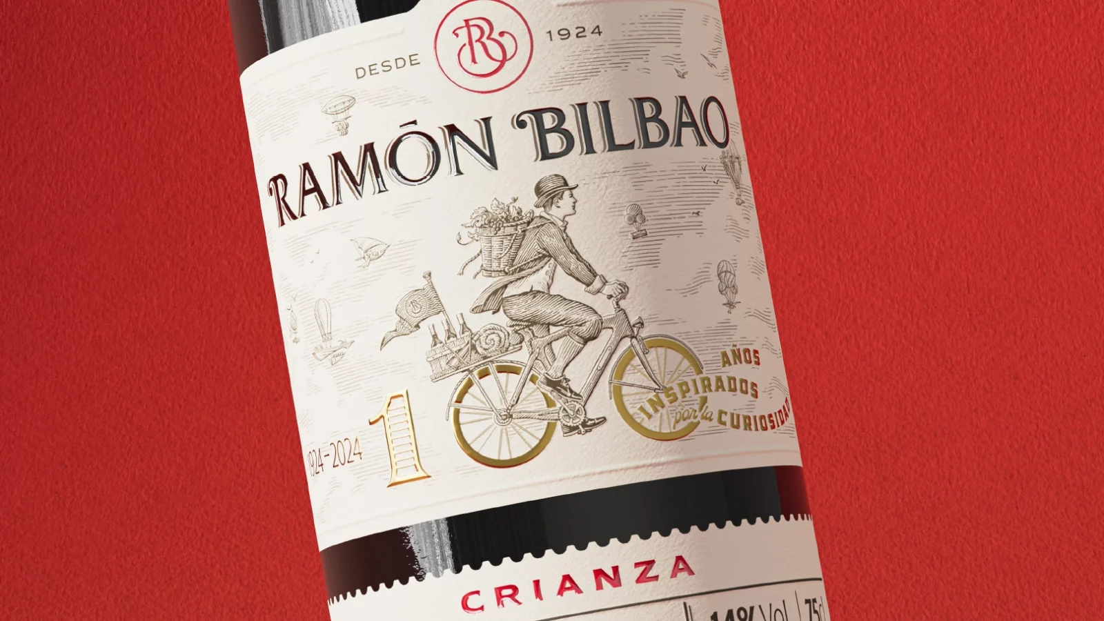 Etiqueta de vino Ramón Bilbao Crianza edición centenario con ciclista sobre fondo rojo
